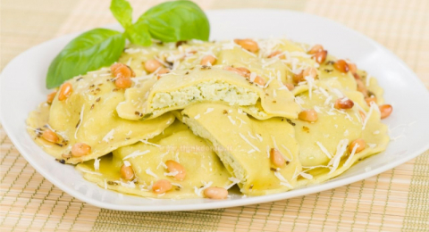 Ravioli di ricotta, spinaci e parmigiano fatti in casa con pinoli tostati e basilico